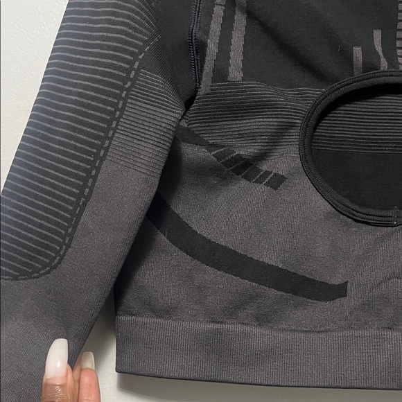 Gymshark Charcoal Gray Long Sleeve Top - Picture 5 of 5